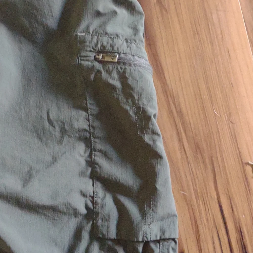 Columbia Men's shorts. Size 34W 10L Green khaki‎ Omni-shade